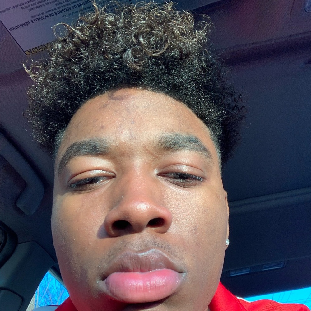 I love women. No cap. Sneaker head. I sell shoes.